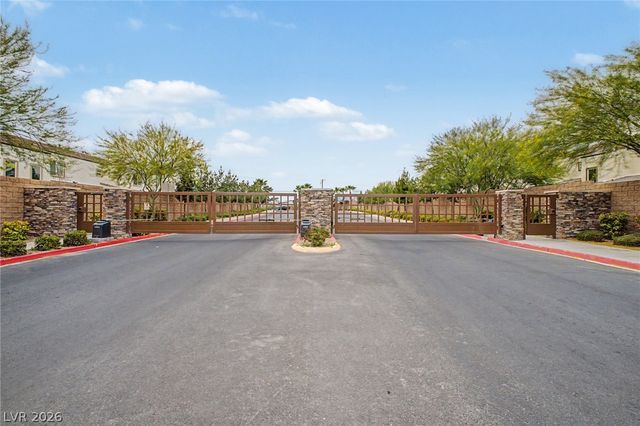 1880 Arcadian King Sun Street, Las Vegas, NV 89106