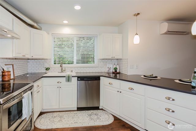 20265 Robin Lane NE, Suquamish, WA 98392