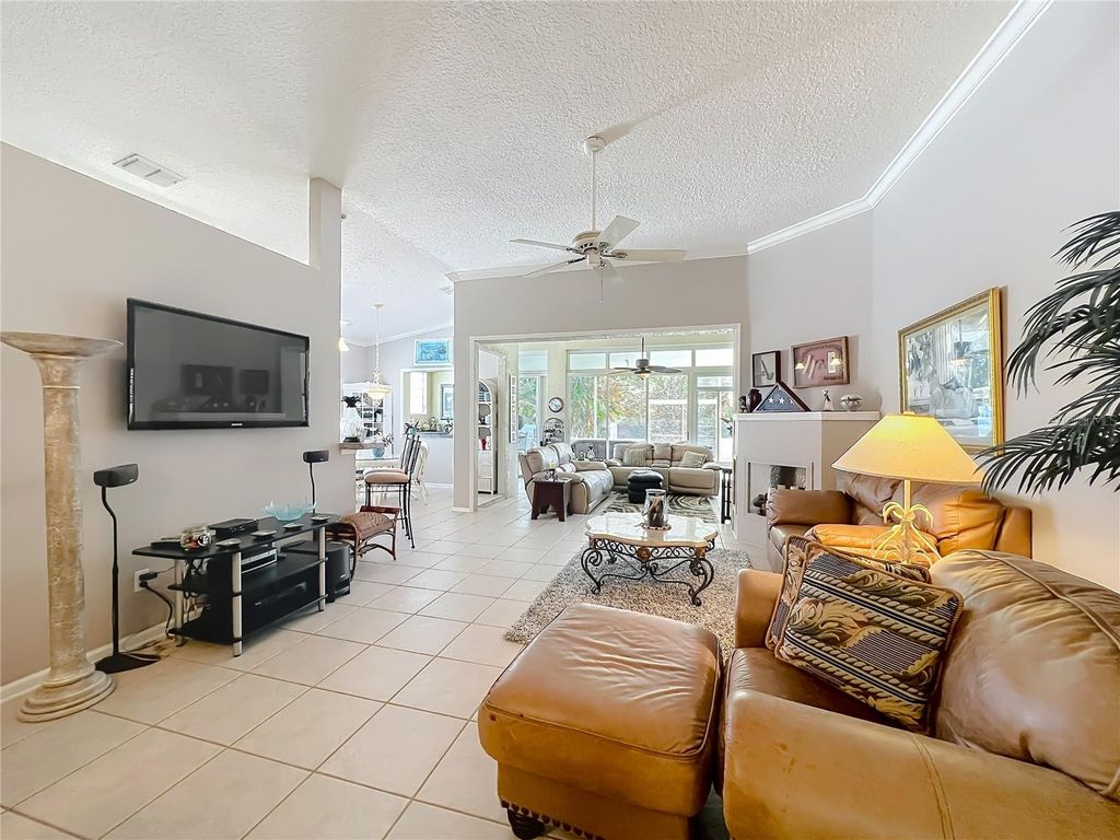 Image 18 of property listing at 233 HANGING MOSS CIRCLE, Lake Mary, FL 32746