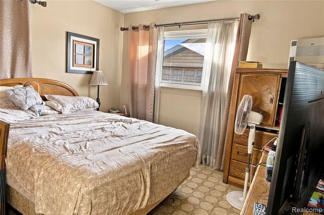24601 Wood Street, Saint Clair Shores, MI 48080