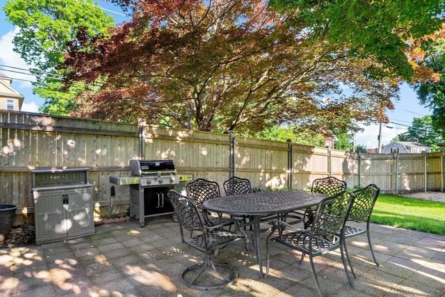 1984 Robeson St, Fall River, MA 02720