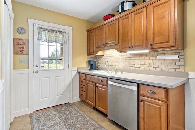 1984 Robeson St, Fall River, MA 02720