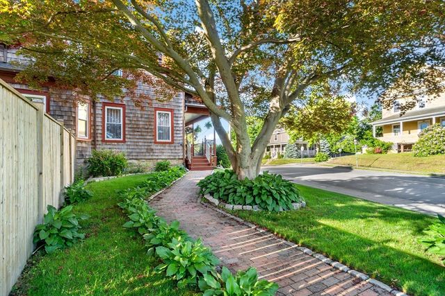 1984 Robeson St, Fall River, MA 02720