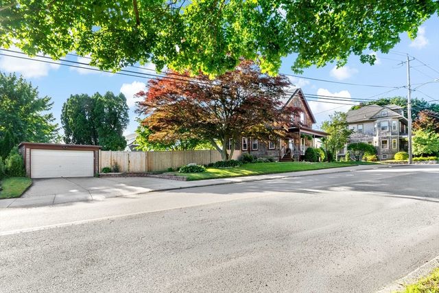 1984 Robeson St, Fall River, MA 02720