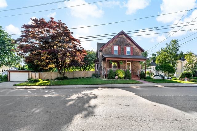 1984 Robeson St, Fall River, MA 02720