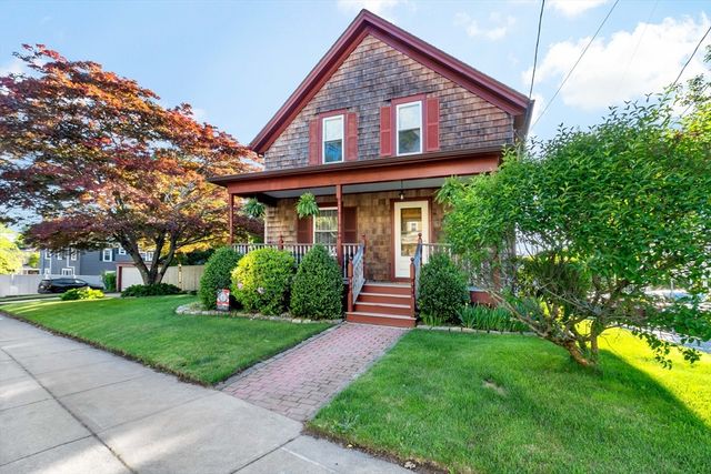 1984 Robeson St, Fall River, MA 02720