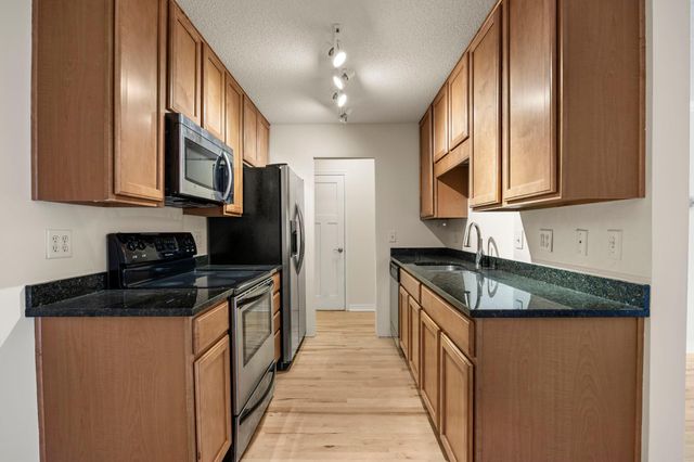 821 Douglas Avenue 204, Minneapolis, MN 55403