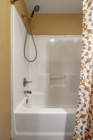 2608 Revo Road, Davenport, IA 52806