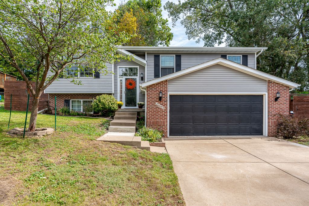 2608 Revo Road, Davenport, IA 52806