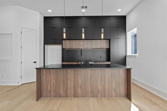 1030 W 24th Street C, Houston, TX 77008