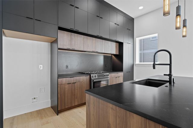 1030 W 24th Street C, Houston, TX 77008