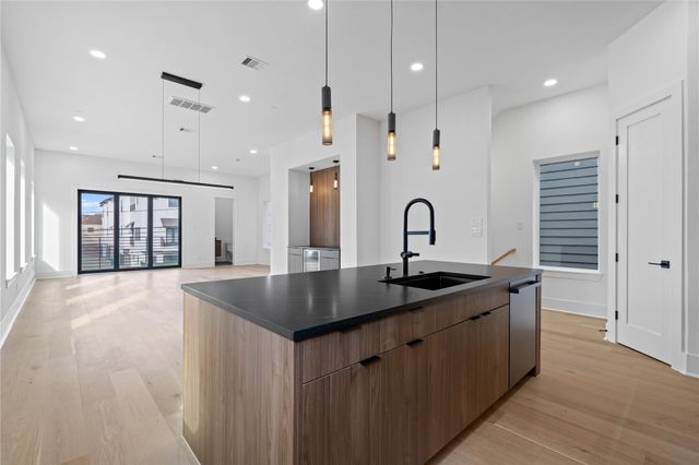 1030 W 24th Street C, Houston, TX 77008