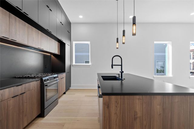 1030 W 24th Street C, Houston, TX 77008