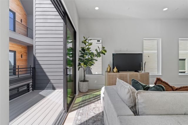 1030 W 24th Street C, Houston, TX 77008