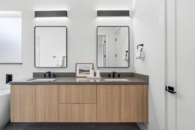 1030 W 24th Street C, Houston, TX 77008