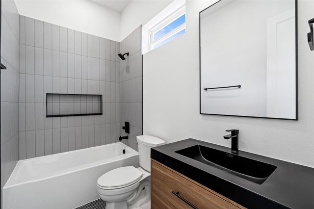 1030 W 24th Street C, Houston, TX 77008