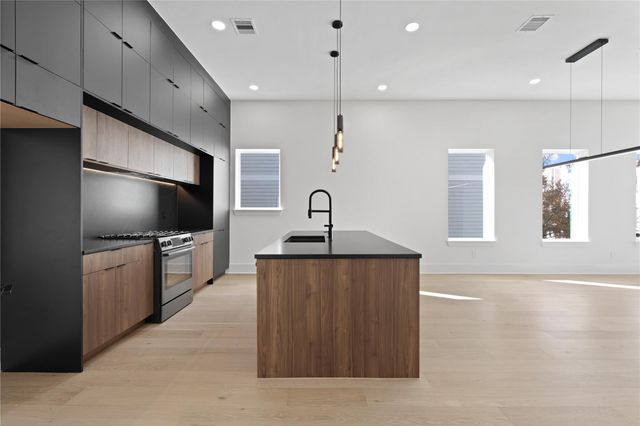 1030 W 24th Street C, Houston, TX 77008