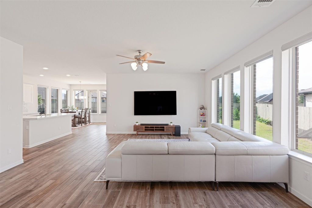 521 Calmo CT, Liberty Hill, TX 78642