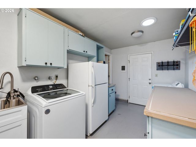 2936 Game Farm Rd, Springfield, OR 97477
