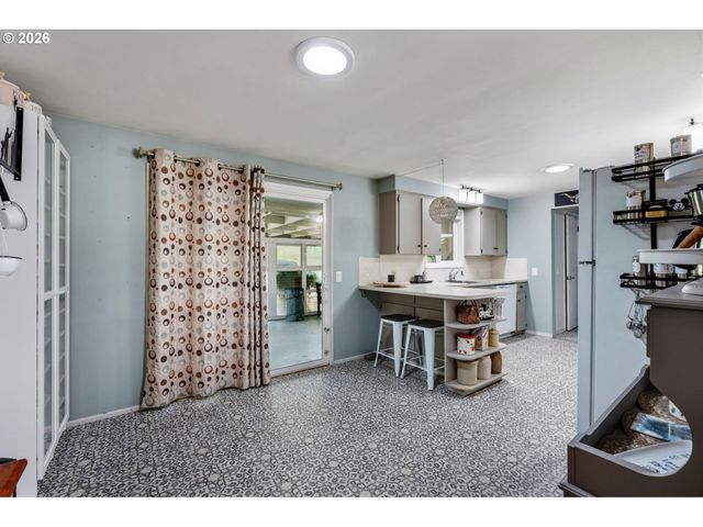 2936 Game Farm Rd, Springfield, OR 97477