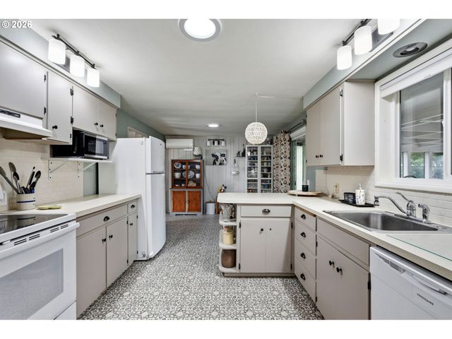 2936 Game Farm Rd, Springfield, OR 97477