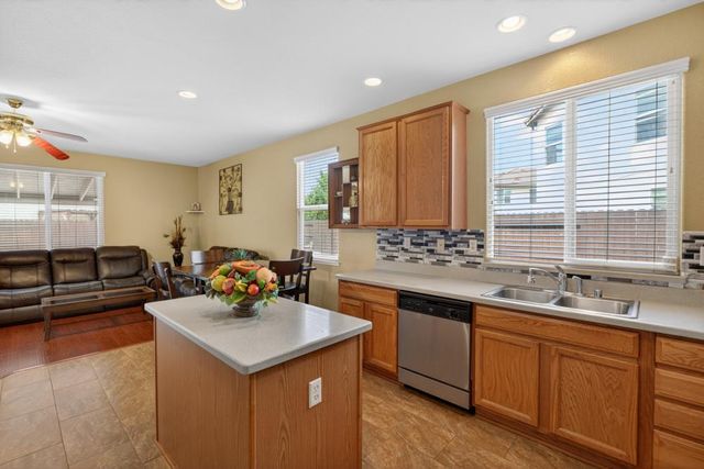 8850 Black Marlin Ct, Sacramento, CA 95828