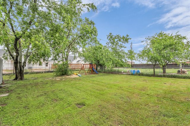 408 Little Avenue, Mcgregor, TX 76657