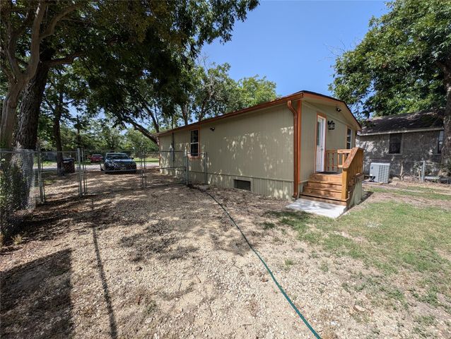 320 Laredo ST, Lockhart, TX 78644
