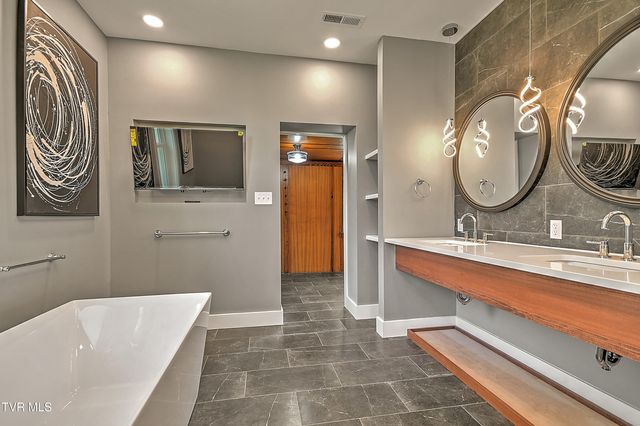 2061 King College Road, Bristol, TN 37620