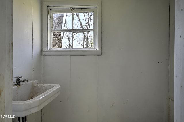 2061 King College Road, Bristol, TN 37620