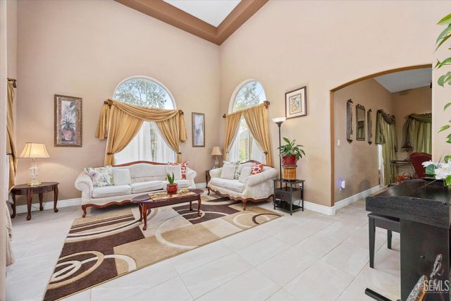 12209 Vista Montana Drive, Bakersfield, CA 93306