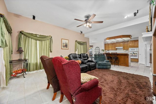 12209 Vista Montana Drive, Bakersfield, CA 93306