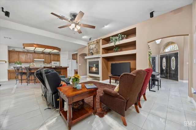 12209 Vista Montana Drive, Bakersfield, CA 93306