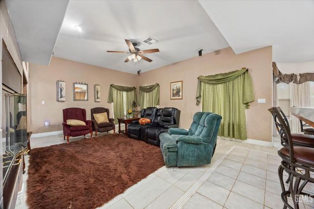 12209 Vista Montana Drive, Bakersfield, CA 93306