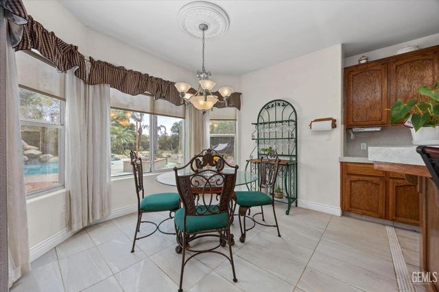 12209 Vista Montana Drive, Bakersfield, CA 93306