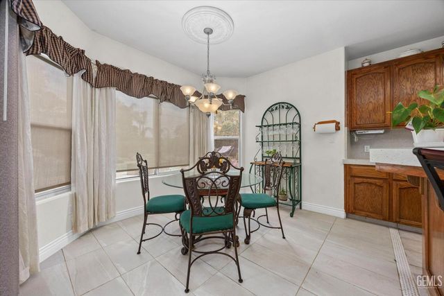 12209 Vista Montana Drive, Bakersfield, CA 93306