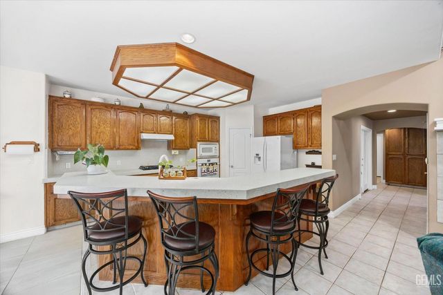 12209 Vista Montana Drive, Bakersfield, CA 93306