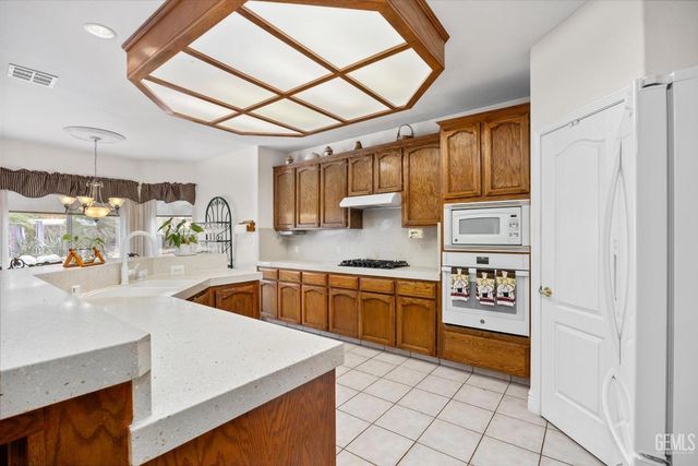 12209 Vista Montana Drive, Bakersfield, CA 93306