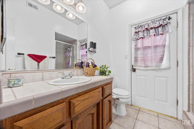 12209 Vista Montana Drive, Bakersfield, CA 93306