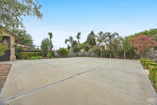 12209 Vista Montana Drive, Bakersfield, CA 93306