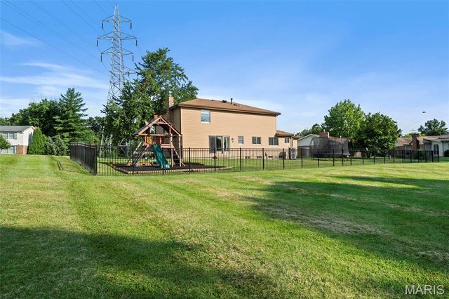 421 Falaise Drive, St Louis, MO 63141