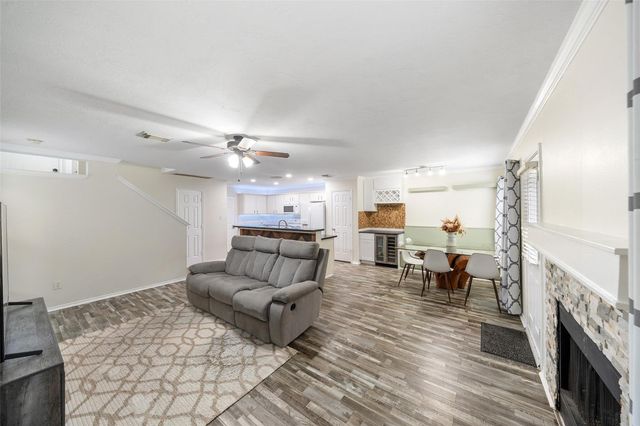 38 Wineberry Place, The Woodlands, TX 77382