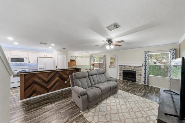 38 Wineberry Place, The Woodlands, TX 77382