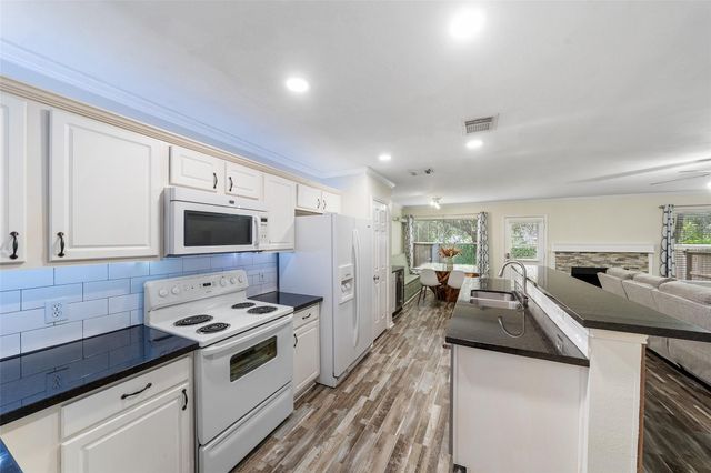 38 Wineberry Place, The Woodlands, TX 77382