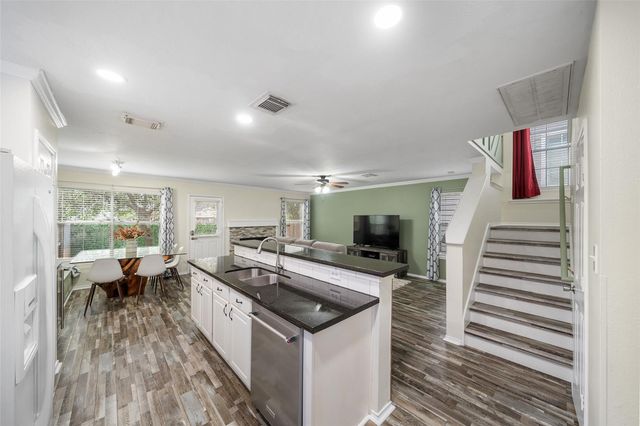 38 Wineberry Place, The Woodlands, TX 77382