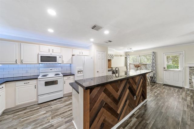 38 Wineberry Place, The Woodlands, TX 77382