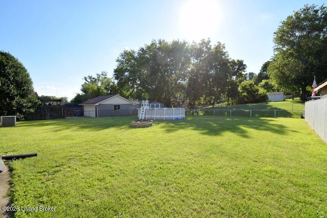 9002 Annlou Dr, Louisville, KY 40272
