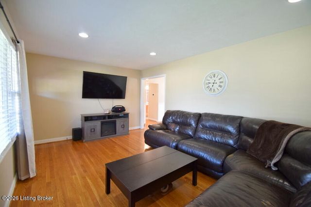 9002 Annlou Dr, Louisville, KY 40272