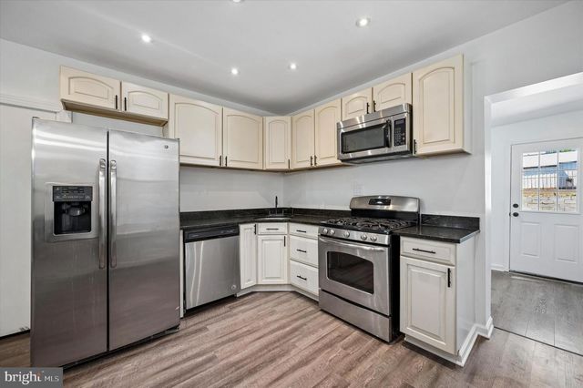 302 FOUNTAIN ST, Philadelphia, PA 19128