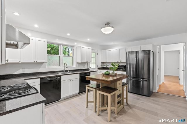 2 Old Field Road, West Hartford, CT 06117